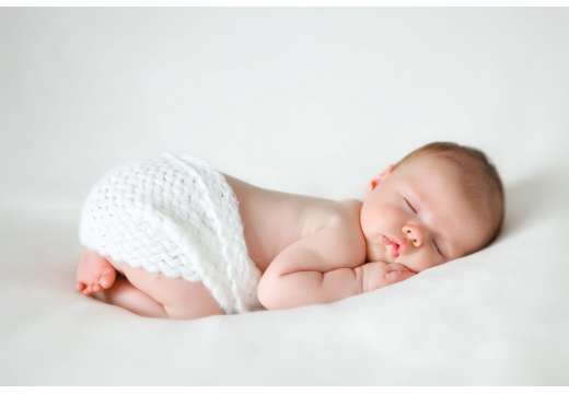 Od kiedy dziecko może spać na brzuchu? Bezpieczne pozycje snu dla niemowląt