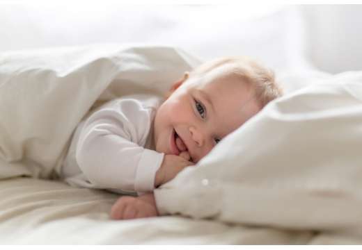 Jak ubrać niemowlę do snu? Praktyczny poradnik dla każdej pory roku