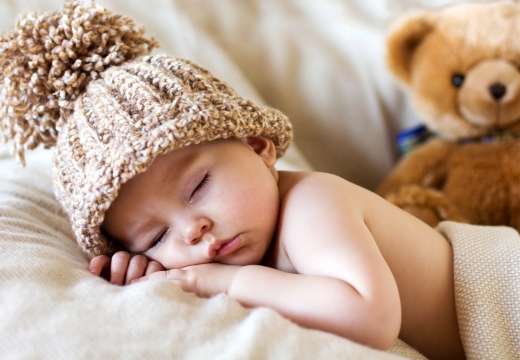 W czym powinno spać dziecko zimą? Praktyczny przewodnik dla rodziców