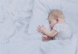 Jak układać dziecko do snu? W jaki sposób kłaść noworodka?