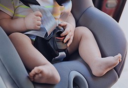 Bezpieczne niemowlę w foteliku samochodowym — jak znalezienie odpowiedniego fotelika samochodowego wpływa na bezpieczeństwo małego dziecka?