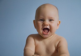 Sadzanie niemowlaka – jakie niesie za sobą skutki?